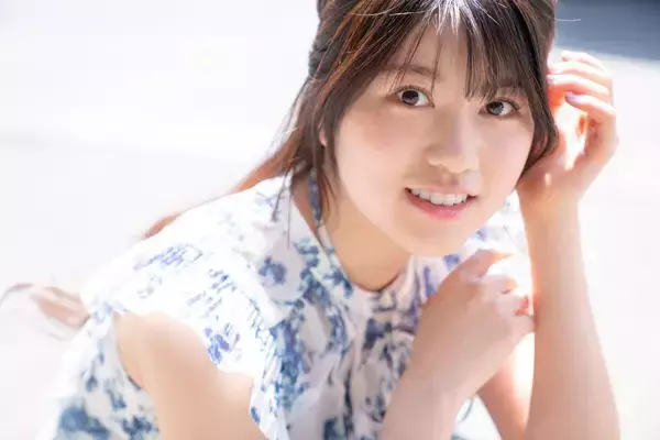 グラビアデビュー直後から話題沸騰中の19歳・加藤玲菜、実は超甘えん坊？「お母さんが大好きすぎて、別れ際に大泣きして車を追いかけたり（笑）」