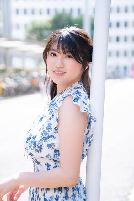 グラビアデビュー直後から話題沸騰中の19歳・加藤玲菜、実は超甘えん坊？「お母さんが大好きすぎて、別れ際に大泣きして車を追いかけたり（笑）」