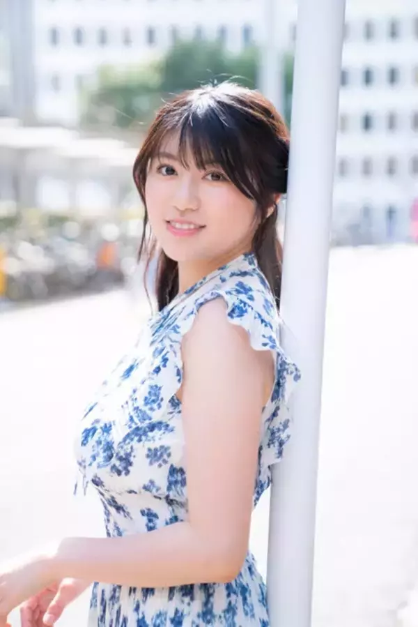 「グラビアデビュー直後から話題沸騰中の19歳・加藤玲菜、実は超甘えん坊？「お母さんが大好きすぎて、別れ際に大泣きして車を追いかけたり（笑）」」の画像