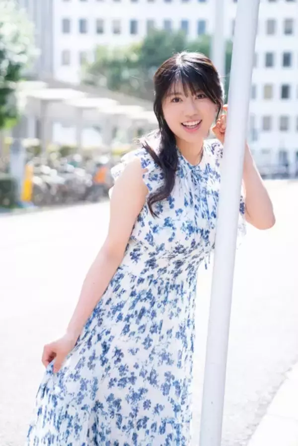 「グラビアデビュー直後から話題沸騰中の19歳・加藤玲菜、実は超甘えん坊？「お母さんが大好きすぎて、別れ際に大泣きして車を追いかけたり（笑）」」の画像