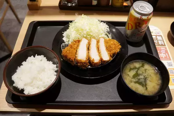 「【とんかつ定食】約千円で驚きの満足度！ 「松のや」の超厚切りロースカツ定食：パリッコ『今週のハマりめし』第214回」の画像