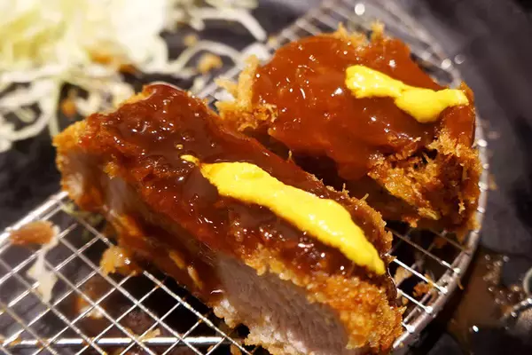 「【とんかつ定食】約千円で驚きの満足度！ 「松のや」の超厚切りロースカツ定食：パリッコ『今週のハマりめし』第214回」の画像