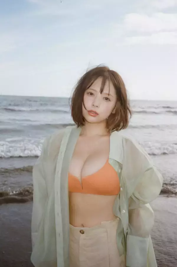 「"サロモ界"のトップランナー・緑川春菜の初水着デジタル写真集が爆売れ中！「実は6年前にもグラビアのオファーを受けていたんです」」の画像