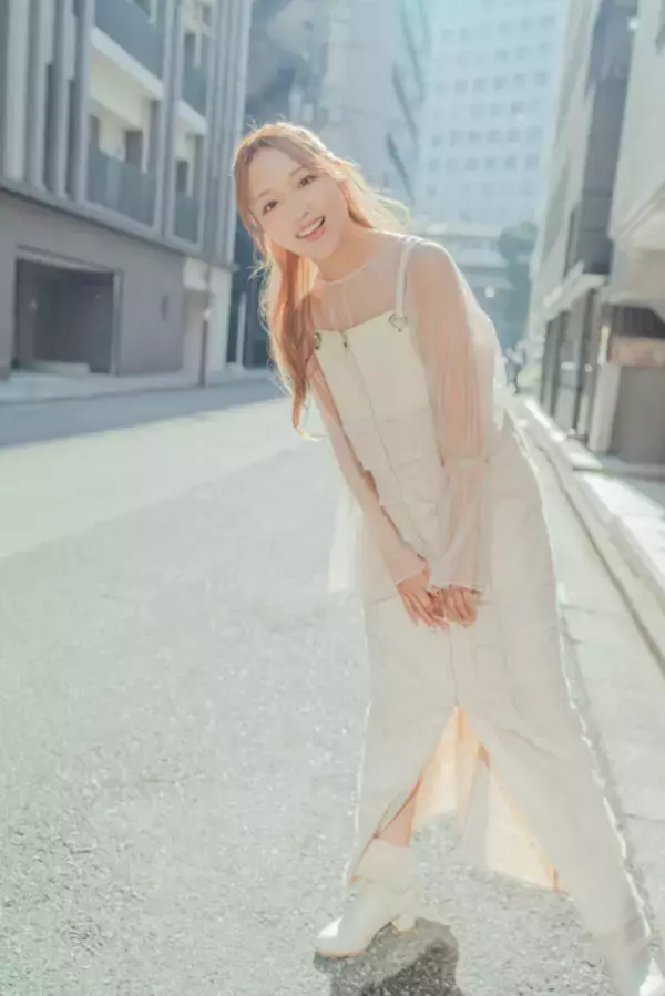 「SNS総フォロワー数400万人超えの人気者・ねおが初のデジタル写真集を語る「水着やランジェリーの姿を見せるなんて、大人になったからできたんだなと思います」」の画像