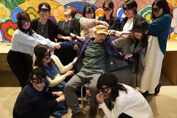 「バッタ博士の異常な"婚活狂詩曲"「小学生たちの前に立つとすごく複雑な思い。夢を追う代償を説いています」」の画像