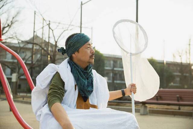 バッタ博士の異常な"婚活狂詩曲"「小学生たちの前に立つとすごく複雑な思い。夢を追う代償を説いています」