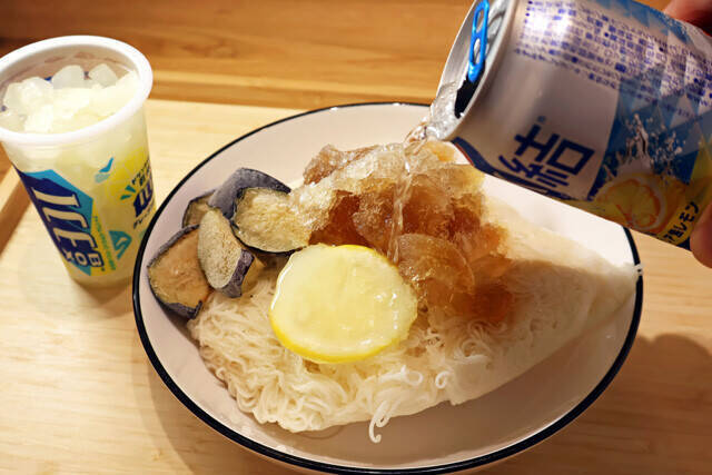【超氷結そうめん】冷凍めんつゆ、冷凍食品などを添えさらにキンキンの氷結レモンをかける極限冷感のそうめん！＜野島慎一郎のバカレシピ＞