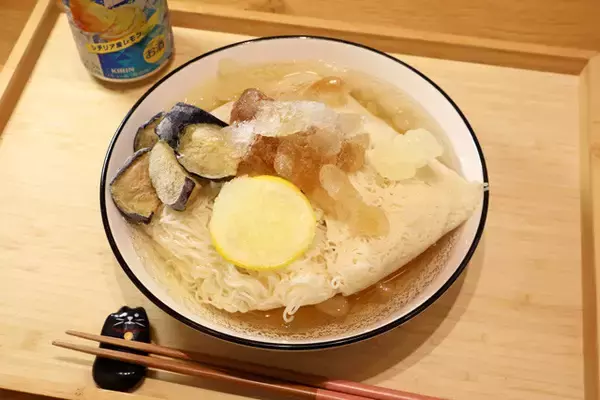 「【超氷結そうめん】冷凍めんつゆ、冷凍食品などを添えさらにキンキンの氷結レモンをかける極限冷感のそうめん！＜野島慎一郎のバカレシピ＞」の画像