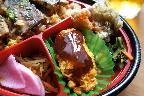 「【焼さんま&さんま弁当】信頼のスーパー「ライフ」の惣菜とお弁当で、2025年の豊漁を祝したさんまづくし晩酌を堪能！：パリッコ『今週のハマりめし』第206回」の画像