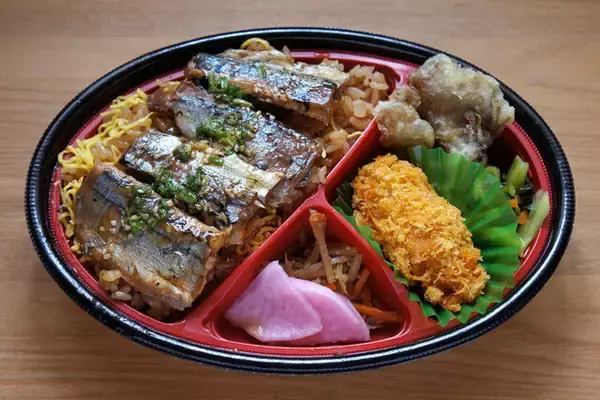 「【焼さんま&さんま弁当】信頼のスーパー「ライフ」の惣菜とお弁当で、2025年の豊漁を祝したさんまづくし晩酌を堪能！：パリッコ『今週のハマりめし』第206回」の画像