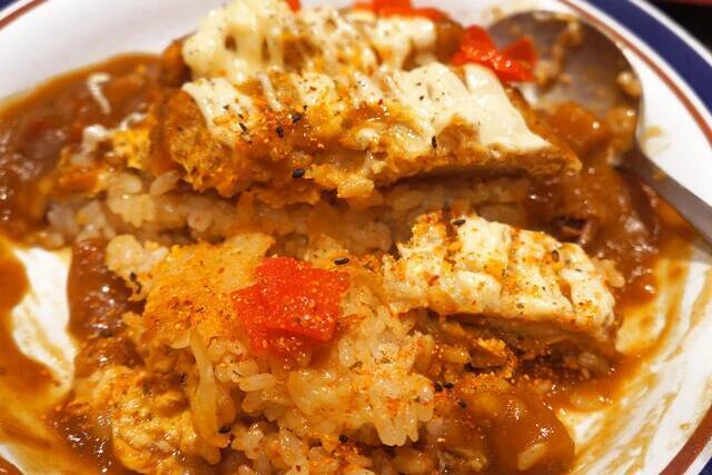 【黒こしょうマヨカレーかつ丼】富士そばの店舗限定、要素多すぎメニューが予想外の絶品で困惑!?：パリッコ『今週のハマりめし』第230回