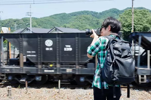 「鉄道芸人ダーリンハニー吉川が初めての電気機関車運転に挑戦！「ベテラン車両で難しかったですけど、アナログ感がめちゃめちゃ楽しい！」」の画像
