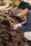 「ひろゆき、土壌学者・藤井一至とひも解く"土の秘密"⑫「世界の土はどんどん減っている!?『土の未来』について教えてください！」【この件について】」の画像1