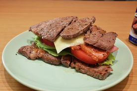 野島流グルテンフリー！　肉で肉を挟んだサンドイッチ「ステーキ肉のＢＬＴサンド」【野島慎一郎のバカレシピ】