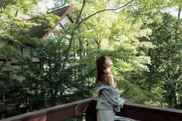 「ABEMA専属アナウンサー西澤由夏が初水着写真集発売！「帯文を3人に書いてもらったんですけど、クロちゃんから『ひとりだけが良かったしん』と言われました（笑）」」の画像