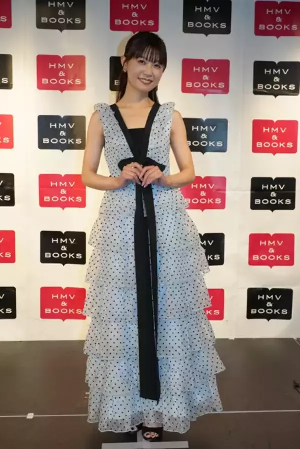 「ABEMA専属アナウンサー西澤由夏が初水着写真集発売！「帯文を3人に書いてもらったんですけど、クロちゃんから『ひとりだけが良かったしん』と言われました（笑）」」の画像