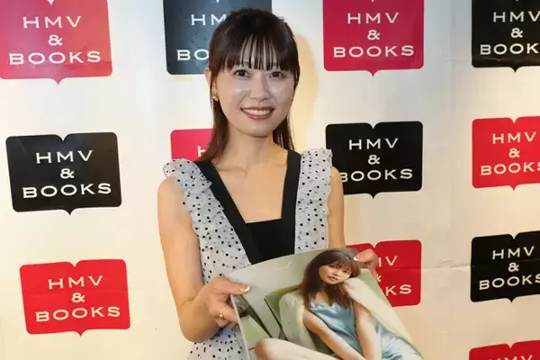 「ABEMA専属アナウンサー西澤由夏が初水着写真集発売！「帯文を3人に書いてもらったんですけど、クロちゃんから『ひとりだけが良かったしん』と言われました（笑）」」の画像