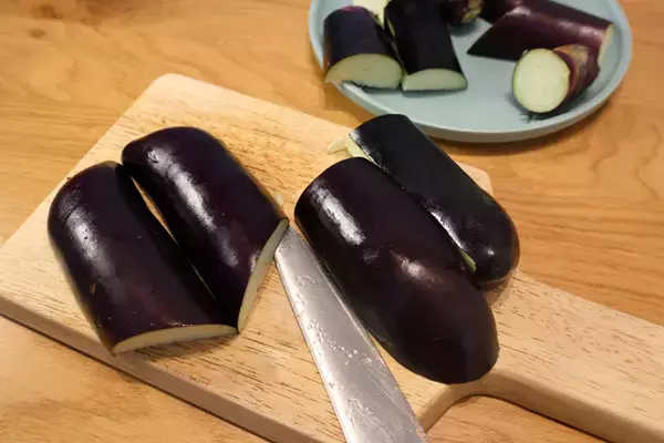 「【ナスチーズバーガー】「モスの菜摘」に新シリーズ誕生？　焼きナスでモスチーズの中身を挟んだ見た目×の激ウマバーガー！＜野島慎一郎のバカレシピ＞」の画像