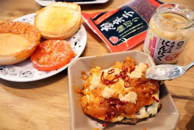 【ナスチーズバーガー】「モスの菜摘」に新シリーズ誕生？　焼きナスでモスチーズの中身を挟んだ見た目×の激ウマバーガー！＜野島慎一郎のバカレシピ＞