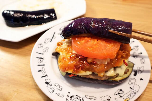 【ナスチーズバーガー】「モスの菜摘」に新シリーズ誕生？　焼きナスでモスチーズの中身を挟んだ見た目×の激ウマバーガー！＜野島慎一郎のバカレシピ＞