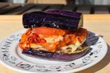 「【ナスチーズバーガー】「モスの菜摘」に新シリーズ誕生？　焼きナスでモスチーズの中身を挟んだ見た目×の激ウマバーガー！＜野島慎一郎のバカレシピ＞」の画像7