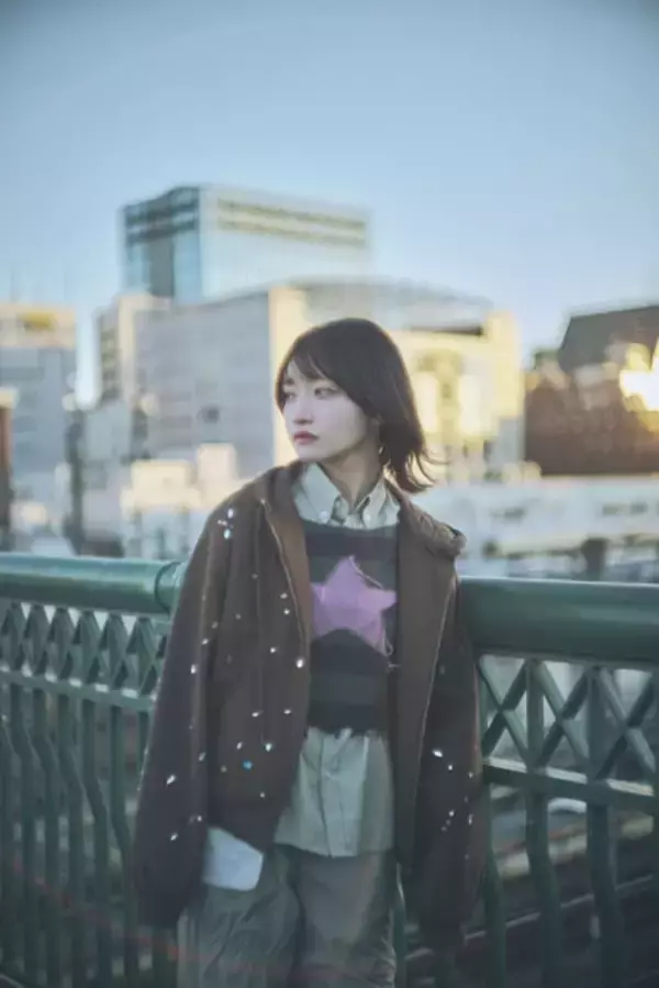 「元ヤナミューの間宮まにがアーバンギャルド・おおくぼけいのプロデュースでソロアーティストデビュー！ 「歌に自信がないので、楽曲ごとに異なる人格を宿しました」」の画像