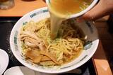 「【日高屋の汁あり汁なしラーメン】日高屋の汁なしラーメンに単品のスープを追加したら魚介醤油ラーメンに大進化！　さらに餃子を入れると異次元のウマさ!!＜野島慎一郎のバカレシピ＞」の画像3