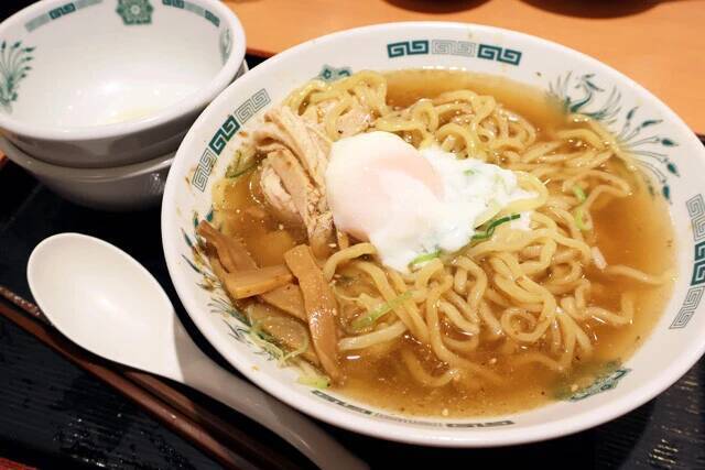 【日高屋の汁あり汁なしラーメン】日高屋の汁なしラーメンに単品のスープを追加したら魚介醤油ラーメンに大進化！　さらに餃子を入れると異次元のウマさ!!＜野島慎一郎のバカレシピ＞