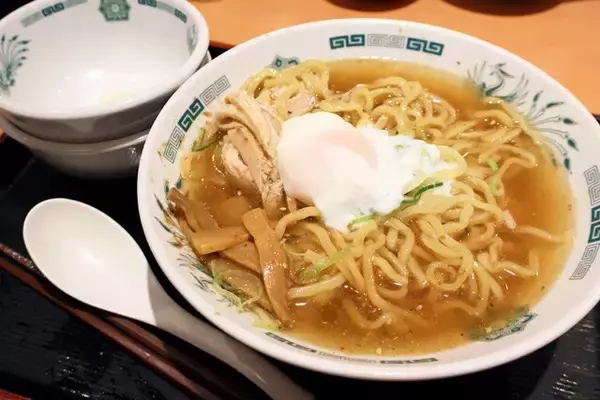 「【日高屋の汁あり汁なしラーメン】日高屋の汁なしラーメンに単品のスープを追加したら魚介醤油ラーメンに大進化！　さらに餃子を入れると異次元のウマさ!!＜野島慎一郎のバカレシピ＞」の画像