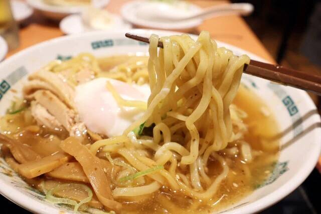 【日高屋の汁あり汁なしラーメン】日高屋の汁なしラーメンに単品のスープを追加したら魚介醤油ラーメンに大進化！　さらに餃子を入れると異次元のウマさ!!＜野島慎一郎のバカレシピ＞