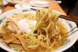 「【日高屋の汁あり汁なしラーメン】日高屋の汁なしラーメンに単品のスープを追加したら魚介醤油ラーメンに大進化！　さらに餃子を入れると異次元のウマさ!!＜野島慎一郎のバカレシピ＞」の画像5
