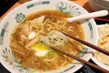 「【日高屋の汁あり汁なしラーメン】日高屋の汁なしラーメンに単品のスープを追加したら魚介醤油ラーメンに大進化！　さらに餃子を入れると異次元のウマさ!!＜野島慎一郎のバカレシピ＞」の画像6