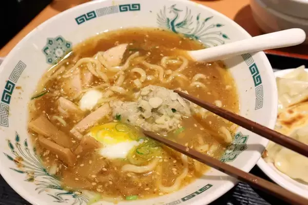 「【日高屋の汁あり汁なしラーメン】日高屋の汁なしラーメンに単品のスープを追加したら魚介醤油ラーメンに大進化！　さらに餃子を入れると異次元のウマさ!!＜野島慎一郎のバカレシピ＞」の画像