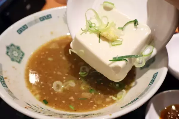 「【日高屋の汁あり汁なしラーメン】日高屋の汁なしラーメンに単品のスープを追加したら魚介醤油ラーメンに大進化！　さらに餃子を入れると異次元のウマさ!!＜野島慎一郎のバカレシピ＞」の画像