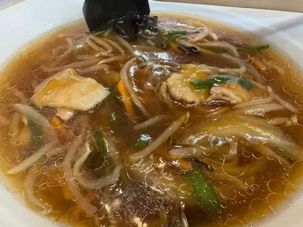 「【ピエール瀧の「萌え萌やしソバ探訪録」】13杯目「山小屋風の店構えにパンダの剥製......そしてもやしそばが人気No.1の店へ！」」の画像