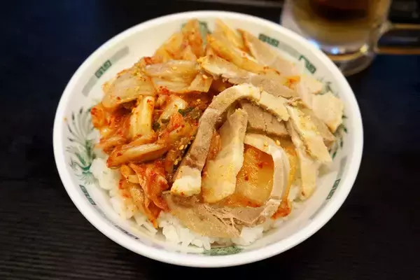 「【キムチャーシュー丼】想像をはるかに超えるうまさに震撼！ 日高屋で勝手に作る「キムチャーシュー丼」：パリッコ『今週のハマりめし』第211回」の画像