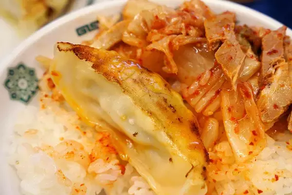 「【キムチャーシュー丼】想像をはるかに超えるうまさに震撼！ 日高屋で勝手に作る「キムチャーシュー丼」：パリッコ『今週のハマりめし』第211回」の画像