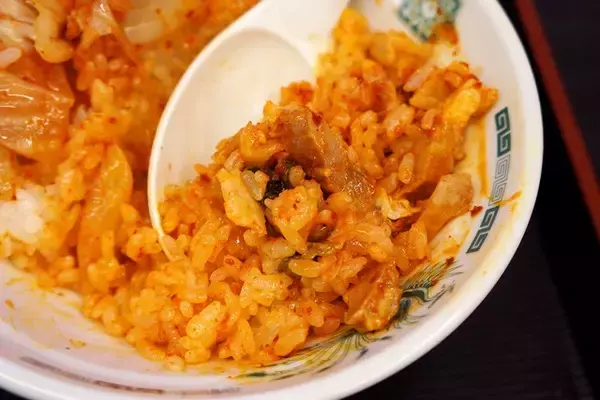 「【キムチャーシュー丼】想像をはるかに超えるうまさに震撼！ 日高屋で勝手に作る「キムチャーシュー丼」：パリッコ『今週のハマりめし』第211回」の画像