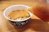 「【ゴールデンどん兵衛】麺もおだしもキンキン！　金の濃厚豚骨魚介スープを追加した夏仕様のぜいたくどん兵衛！＜野島慎一郎のバカレシピ＞」の画像5
