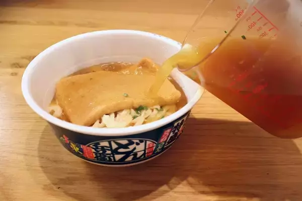 「【ゴールデンどん兵衛】麺もおだしもキンキン！　金の濃厚豚骨魚介スープを追加した夏仕様のぜいたくどん兵衛！＜野島慎一郎のバカレシピ＞」の画像