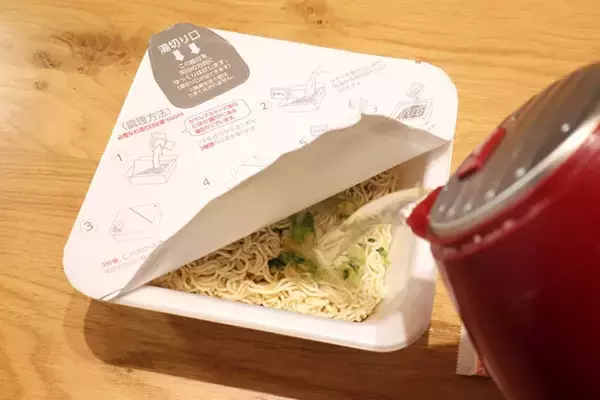 「コスパ最強の「ごつ盛り焼そば」をわかめスープの粉末で味つけした超お手軽の激ウマまぜそば！【わかめスープごつ盛り焼そば】＜野島慎一郎のバカレシピ＞」の画像