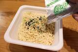 「コスパ最強の「ごつ盛り焼そば」をわかめスープの粉末で味つけした超お手軽の激ウマまぜそば！【わかめスープごつ盛り焼そば】＜野島慎一郎のバカレシピ＞」の画像4