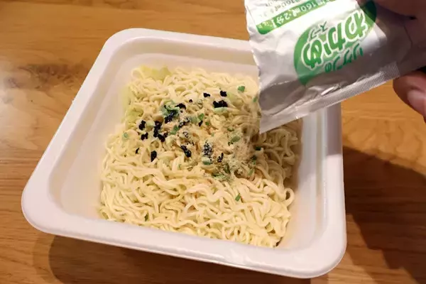 「コスパ最強の「ごつ盛り焼そば」をわかめスープの粉末で味つけした超お手軽の激ウマまぜそば！【わかめスープごつ盛り焼そば】＜野島慎一郎のバカレシピ＞」の画像