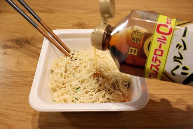 コスパ最強の「ごつ盛り焼そば」をわかめスープの粉末で味つけした超お手軽の激ウマまぜそば！【わかめスープごつ盛り焼そば】＜野島慎一郎のバカレシピ＞