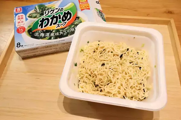 「コスパ最強の「ごつ盛り焼そば」をわかめスープの粉末で味つけした超お手軽の激ウマまぜそば！【わかめスープごつ盛り焼そば】＜野島慎一郎のバカレシピ＞」の画像