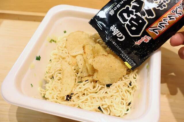 コスパ最強の「ごつ盛り焼そば」をわかめスープの粉末で味つけした超お手軽の激ウマまぜそば！【わかめスープごつ盛り焼そば】＜野島慎一郎のバカレシピ＞