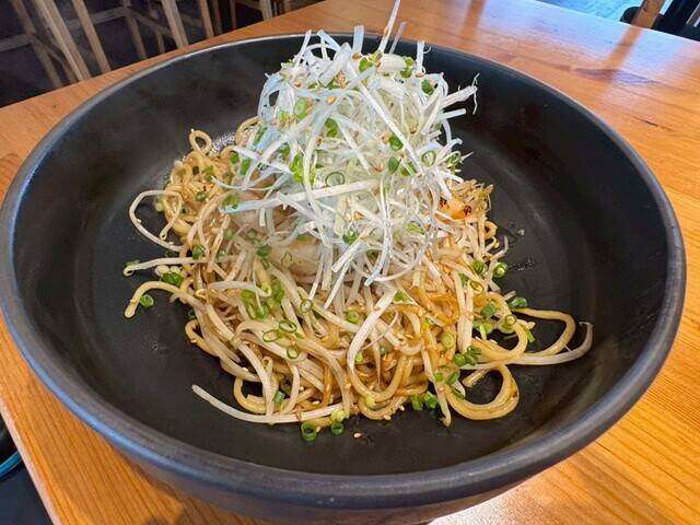 【ピエール瀧の「萌え萌やしソバ探訪録」】27杯目「ペペロンチーノ風醤油味!?　ハワイアンスタイルのもやしソバ」