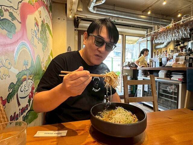 【ピエール瀧の「萌え萌やしソバ探訪録」】27杯目「ペペロンチーノ風醤油味!?　ハワイアンスタイルのもやしソバ」