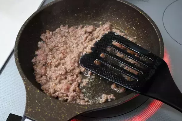 「【プリングルズのミルフィーユコロッケ】プリングルズとひき肉を重ねてパン粉をつけて油で揚げたザクザク食感のコロッケが誕生！＜野島慎一郎のバカレシピ＞」の画像