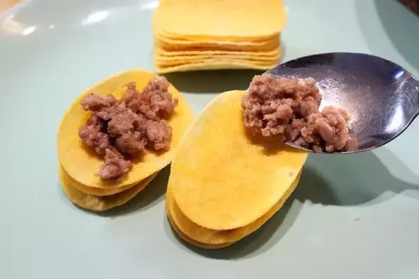 「【プリングルズのミルフィーユコロッケ】プリングルズとひき肉を重ねてパン粉をつけて油で揚げたザクザク食感のコロッケが誕生！＜野島慎一郎のバカレシピ＞」の画像